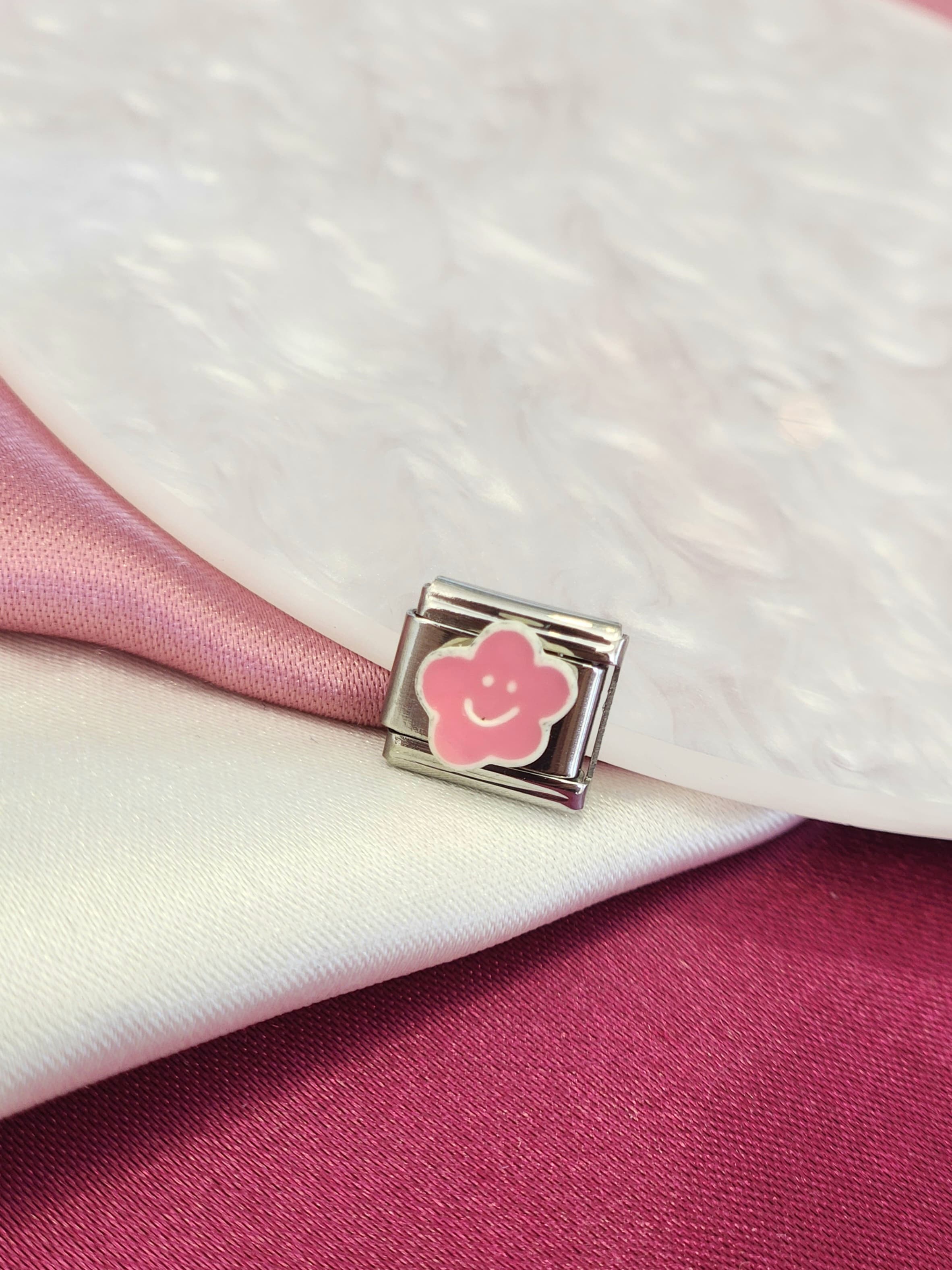 Charm flor feliz rosa