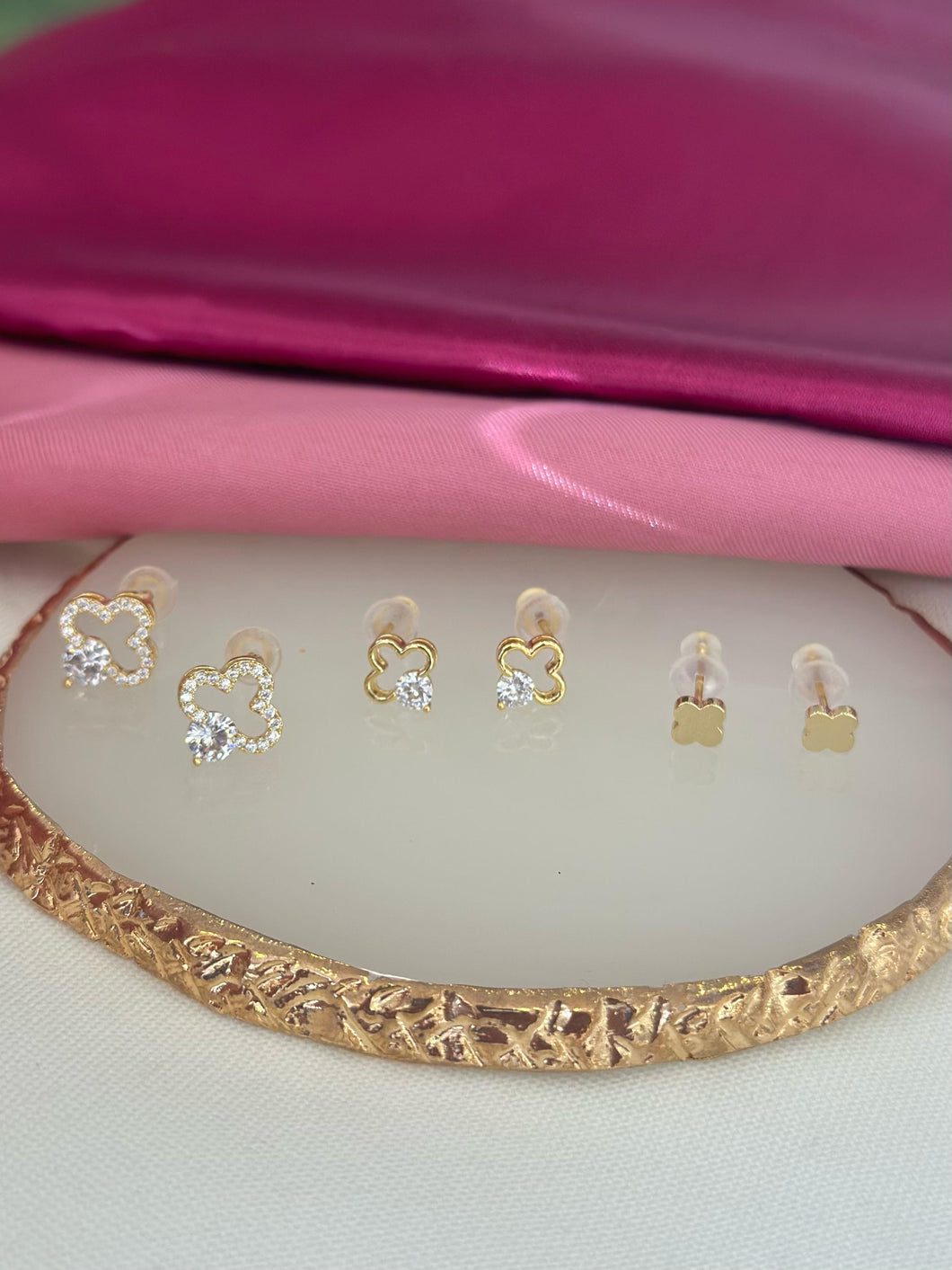 Set de aretes trebol hueco con cristal #B2