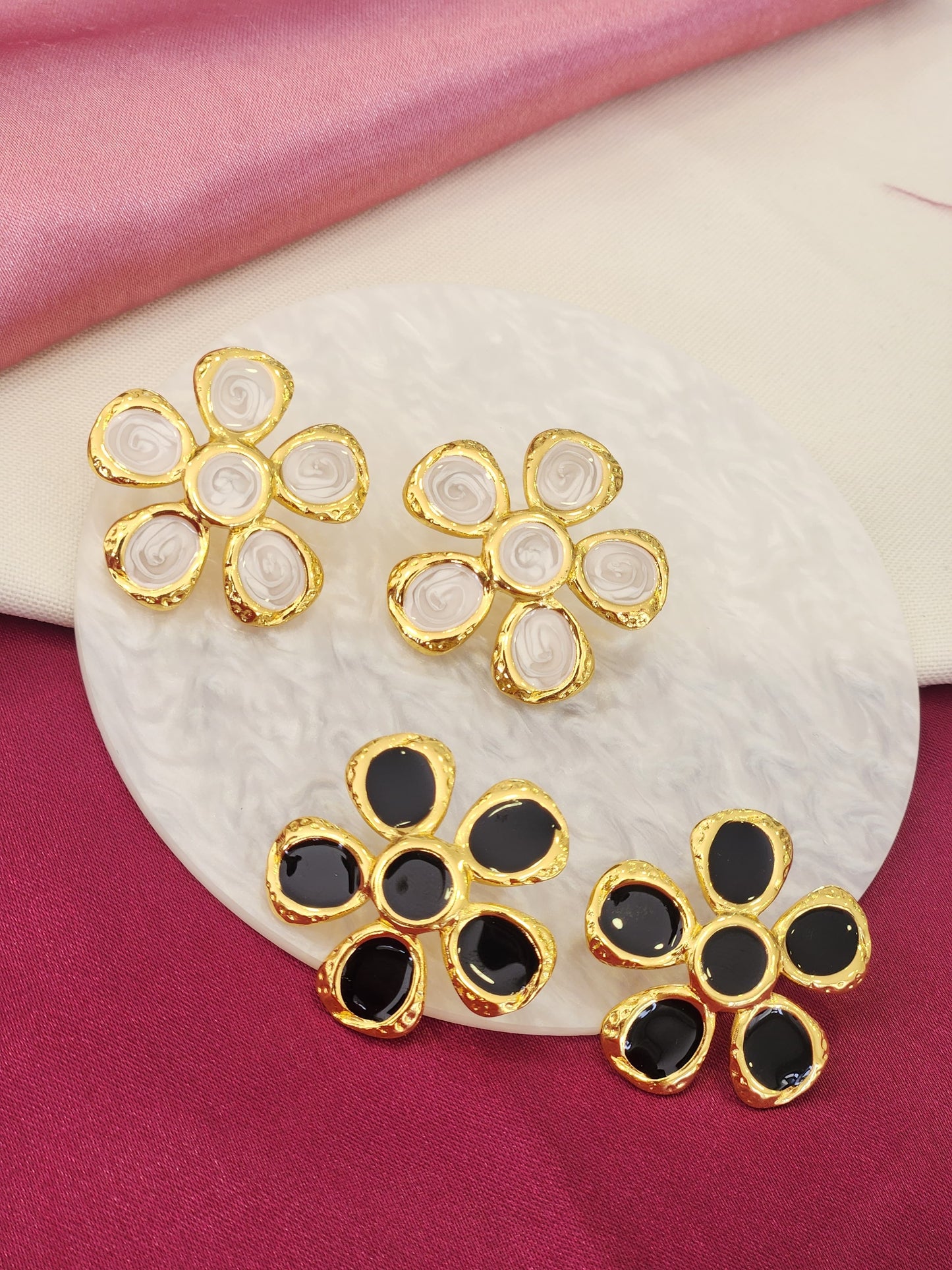 Aretes flor blanca bordes dorados #J2