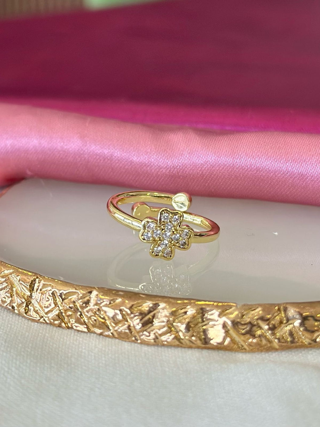 Anillo trebol dorado con zirconia #222