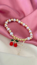 Cargar imagen en el visor de la galería, Pulsera cereza perlas figura
