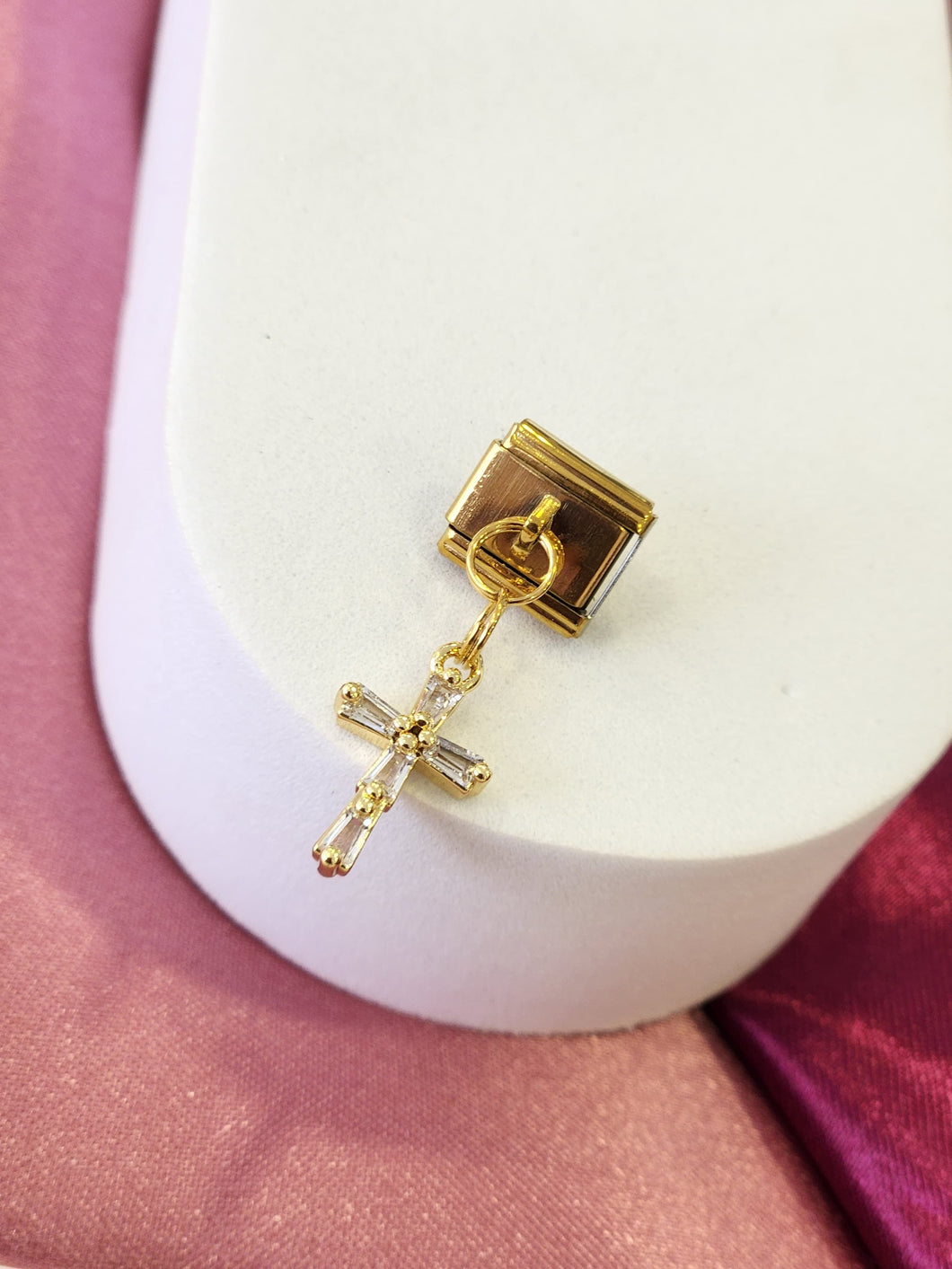 Charm cruz zirconia dorada #10