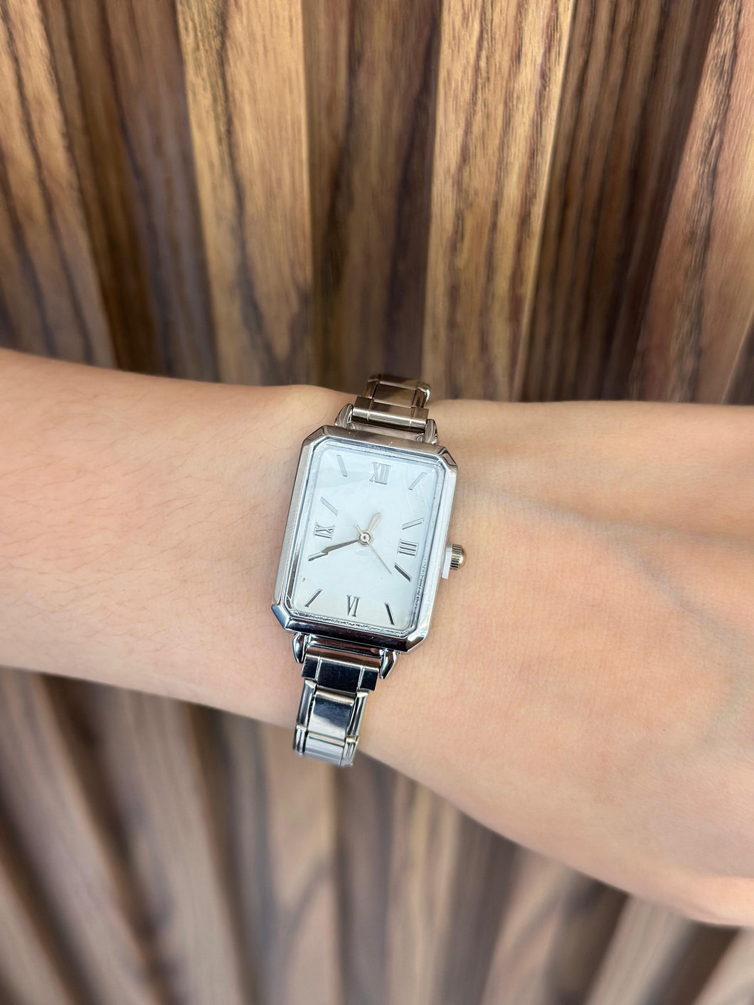 Reloj plateado fondo blanco romanos #F39