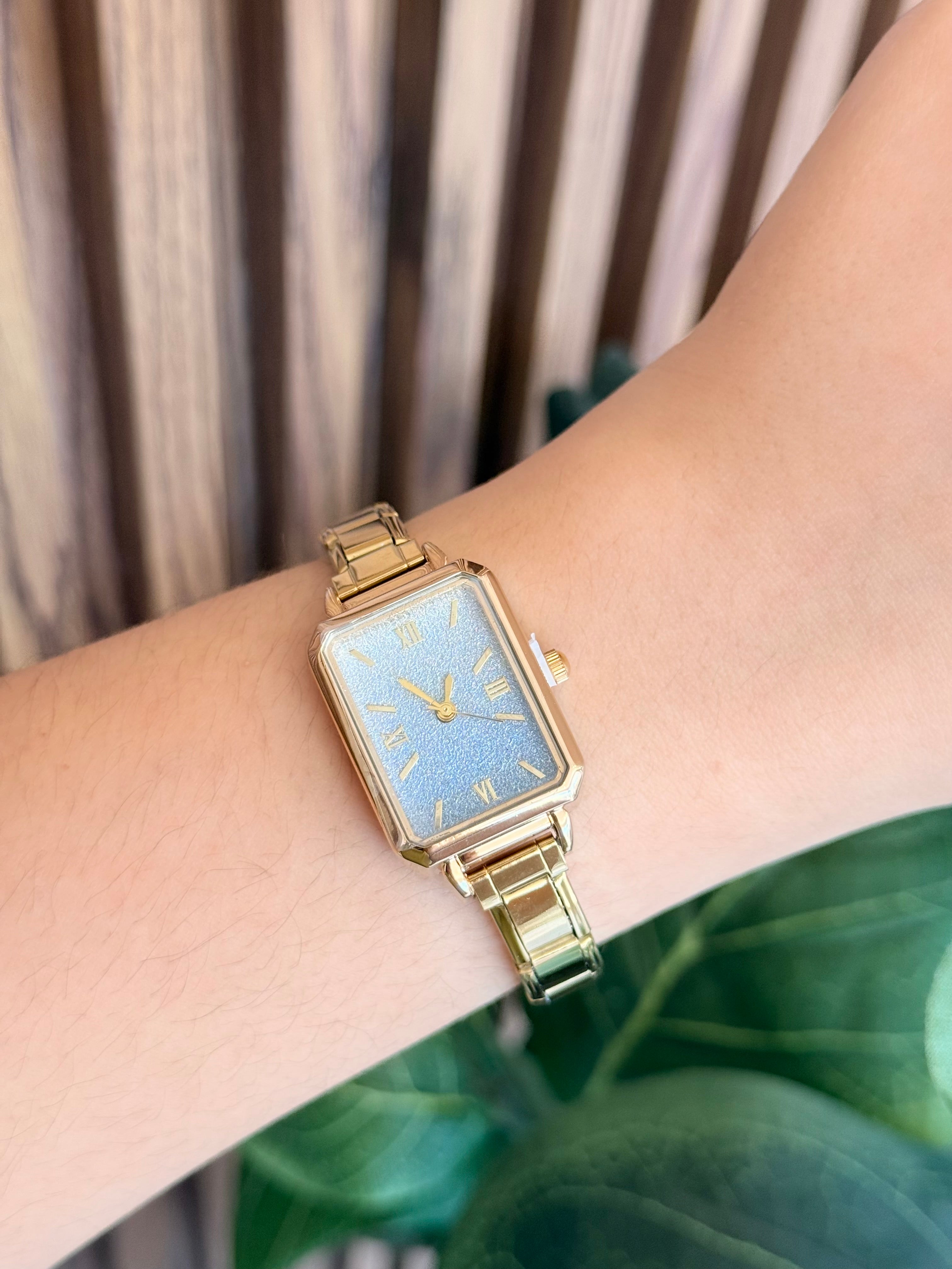 Reloj dorado brillos difuminado azul #K17