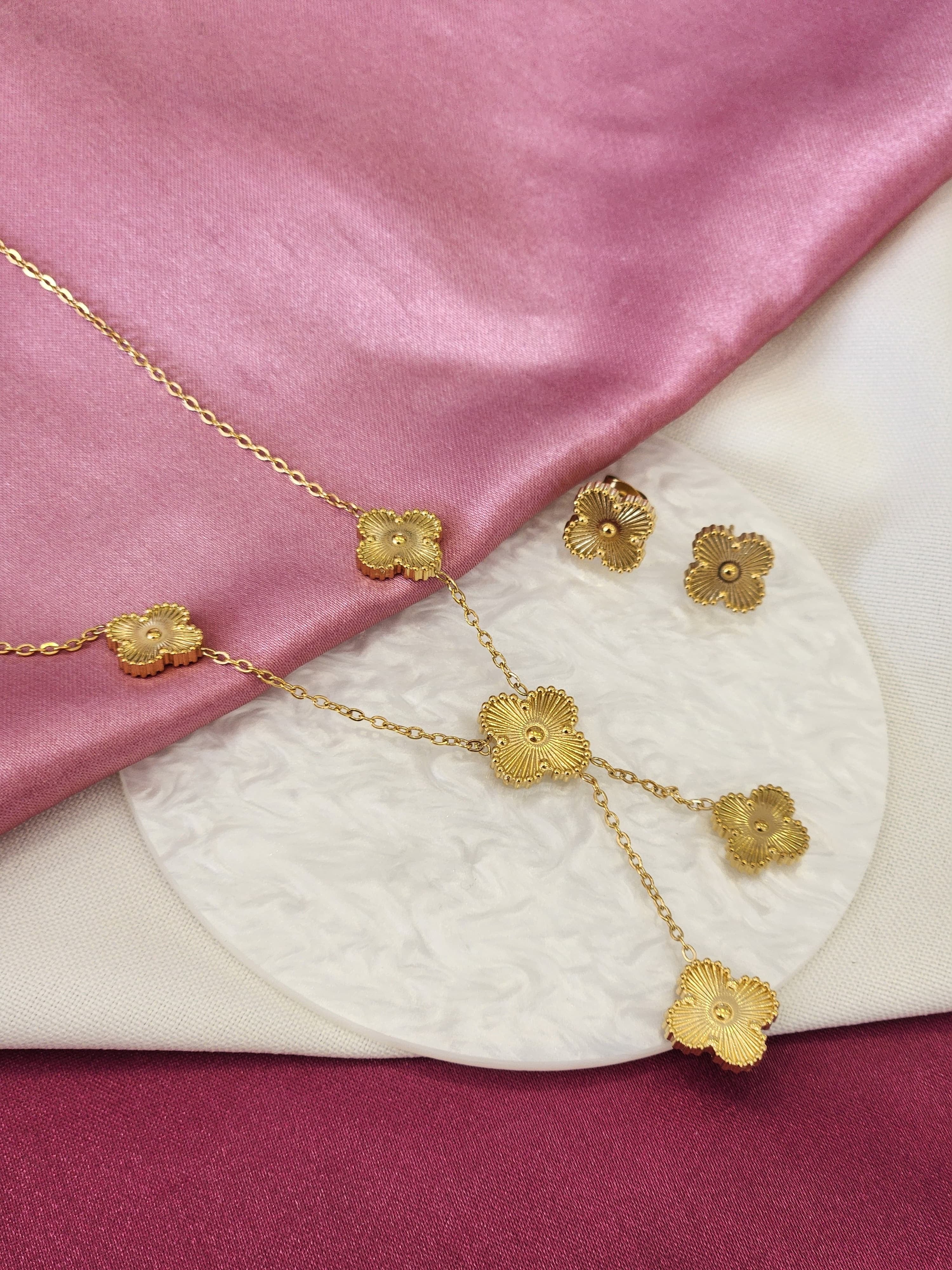 Set/Collar y aretes trebol dorado #A23