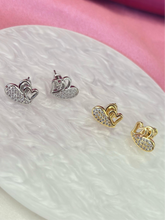 Cargar imagen en el visor de la galería, Aretes corazon doble zirconia #C127.1

