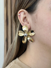 Cargar imagen en el visor de la galería, Aretes flor glam #G19
