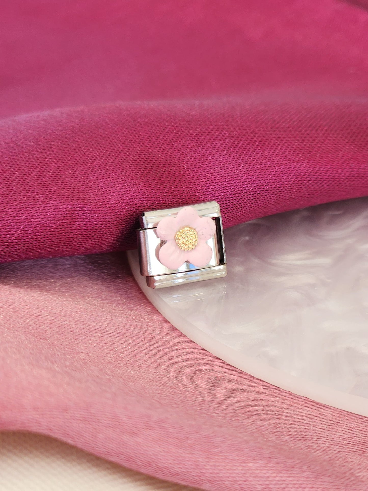 Charm flor rosa centro dorado #2