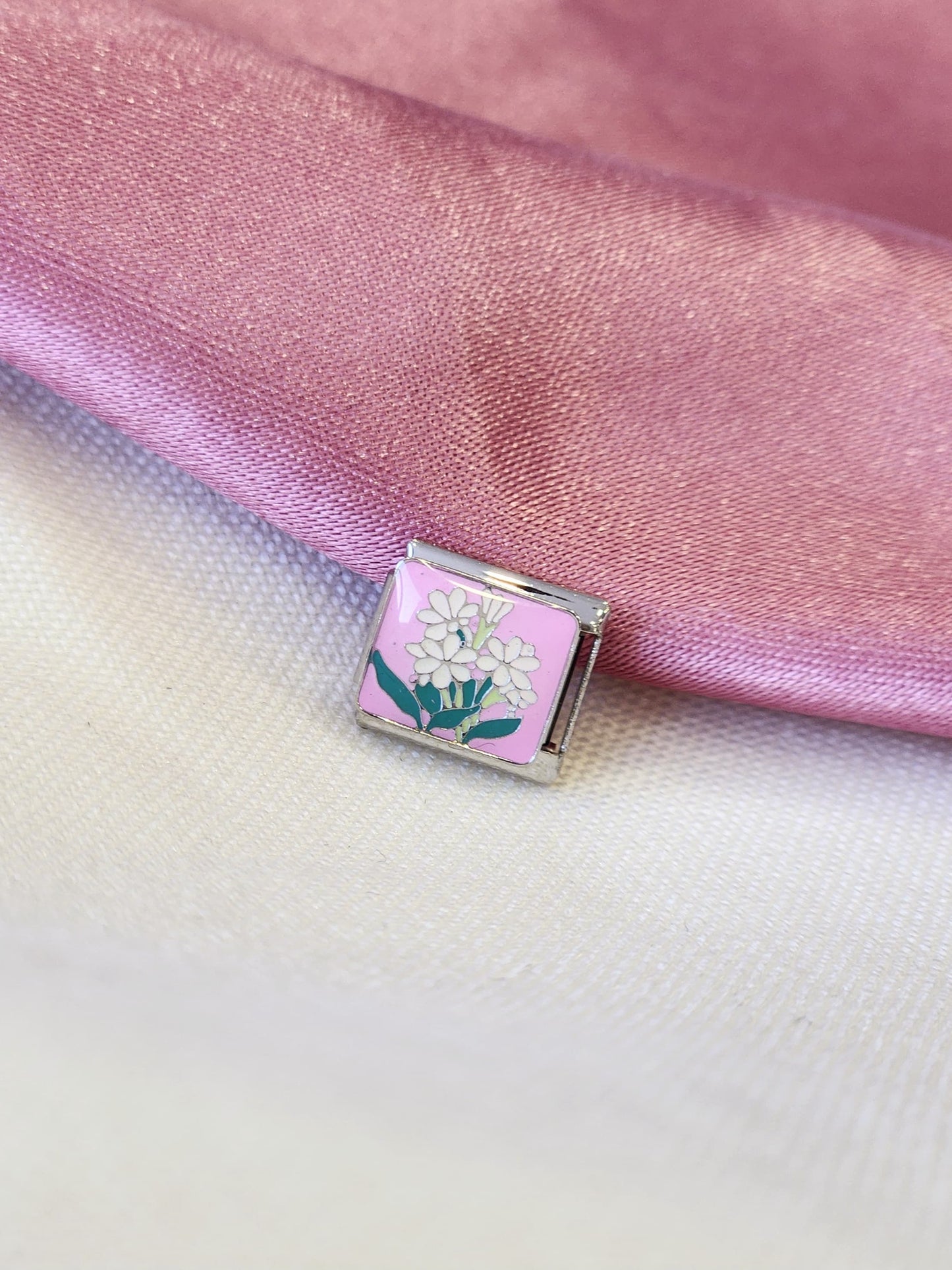 Charm flores blancas fondo rosa #3