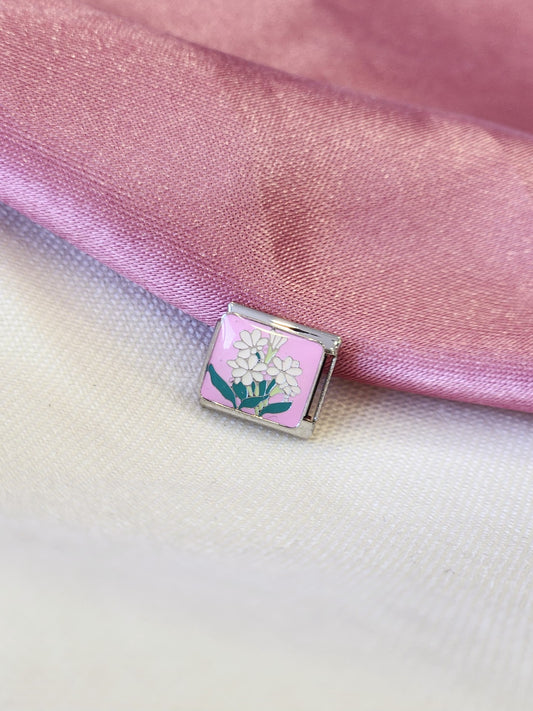 Charm flores blancas fondo rosa #3