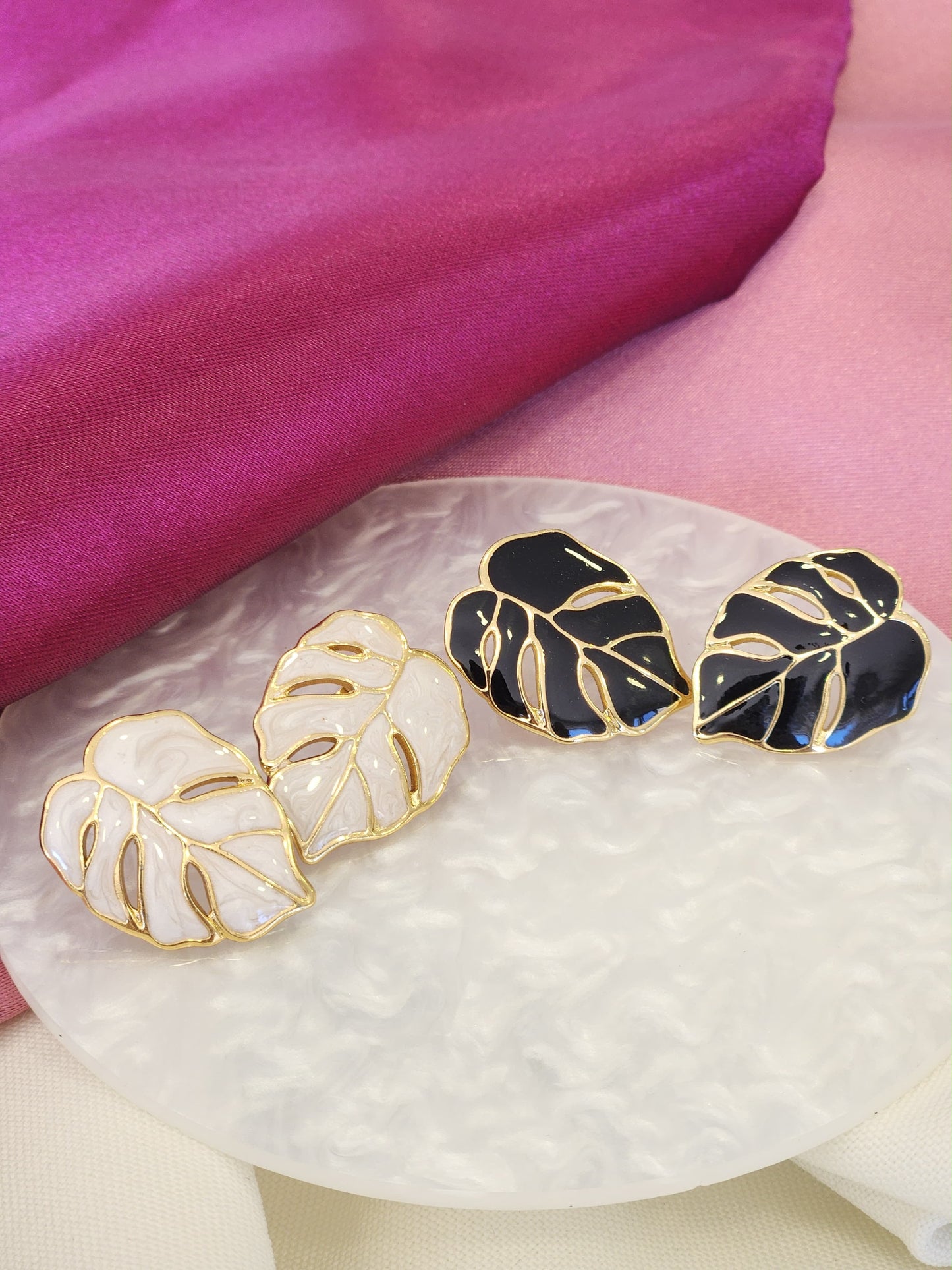 Aretes hoja blanca con huecos y bordes dorados