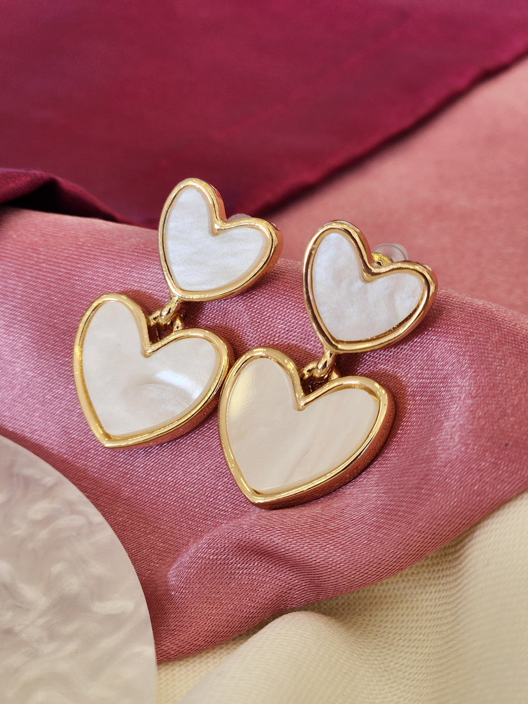 Aretes corazones madre perla