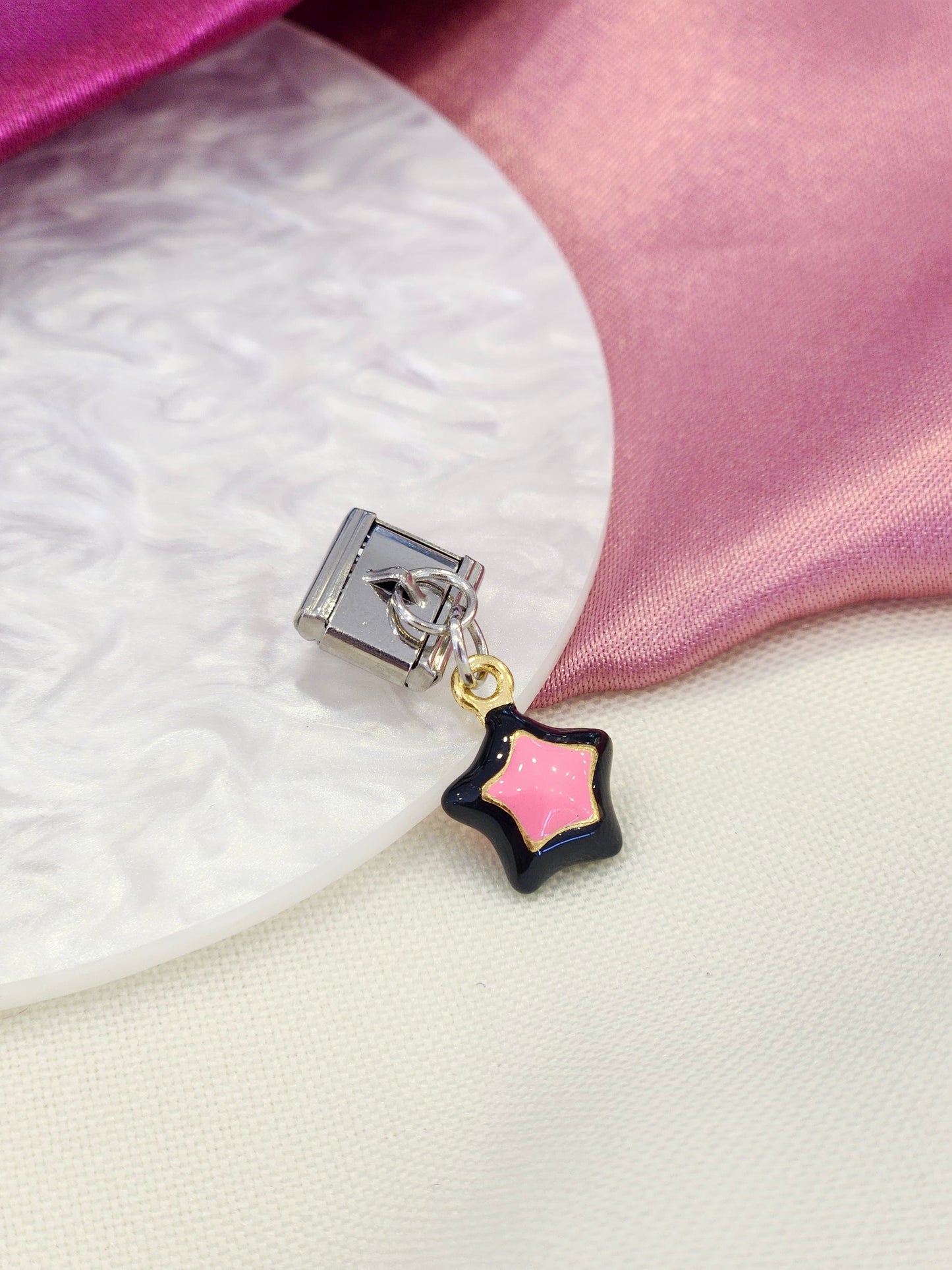 Charm estrella rosa contorno negro #12
