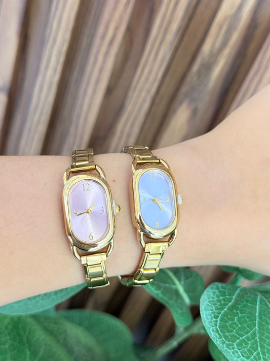 Reloj dorado ovalado numeros