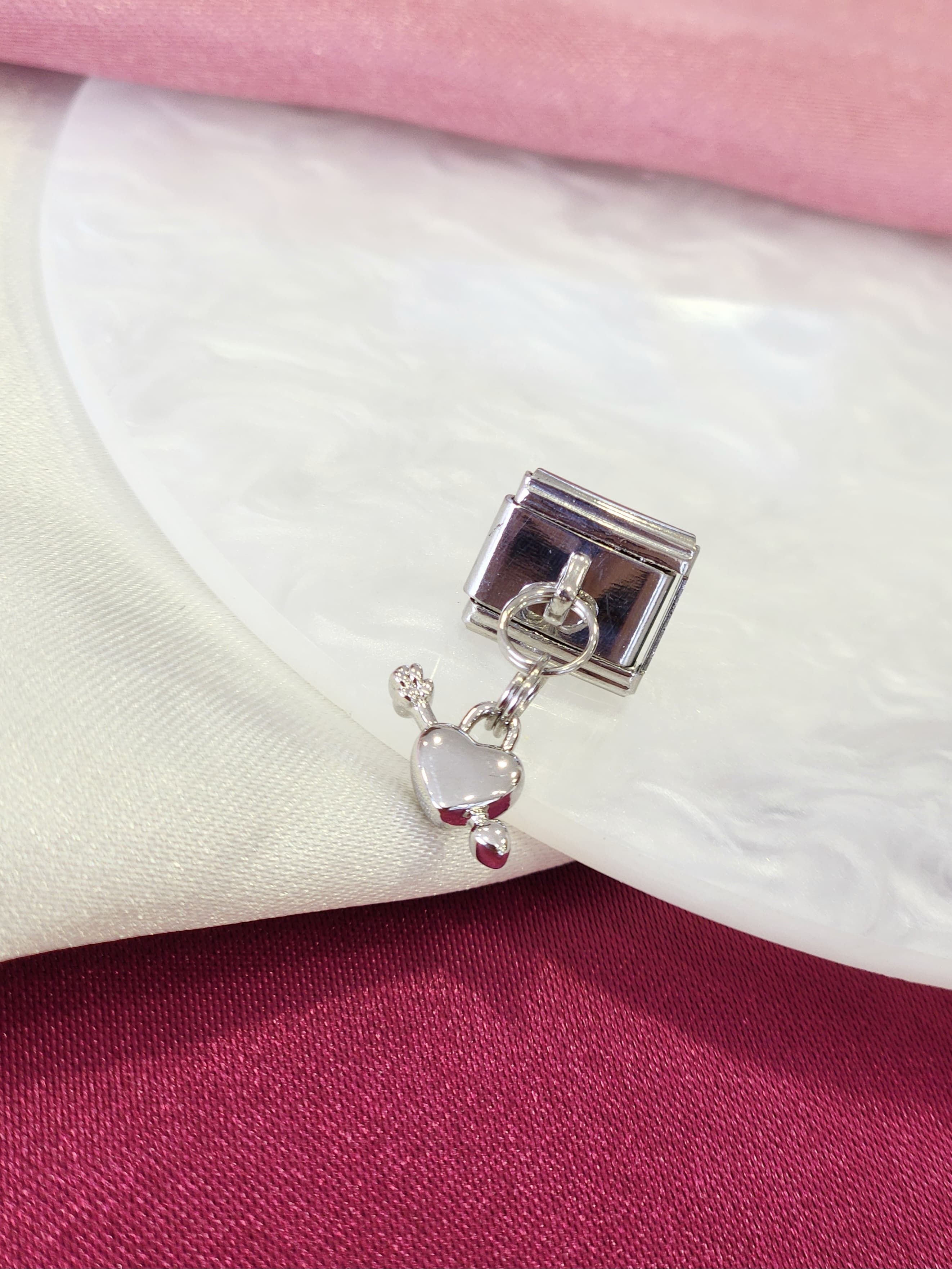 Charm corazon flecha plateado