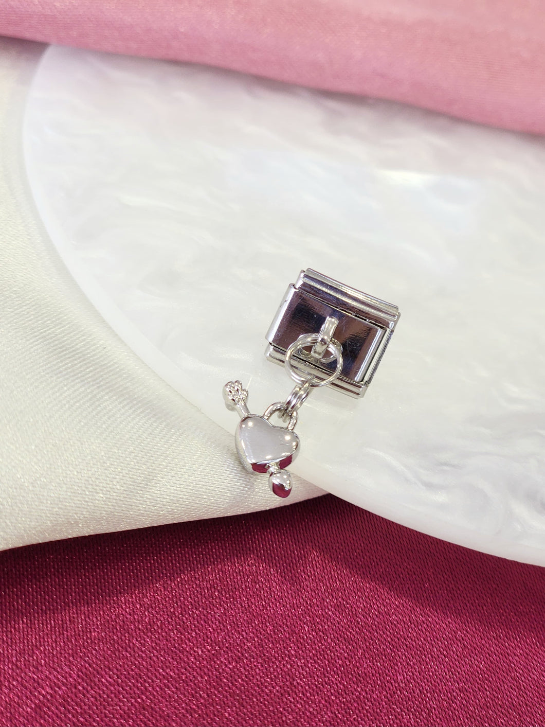 Charm corazon flecha plateado