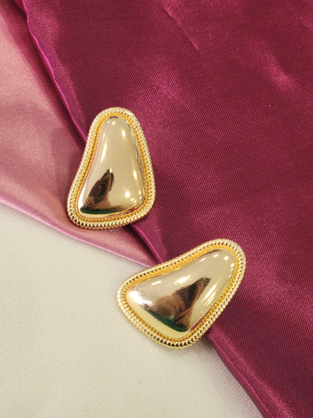 Aretes solidos irregulares con bordes #E23