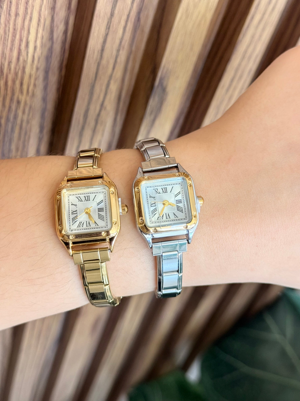 Reloj cuadrado numeros romanos alargados