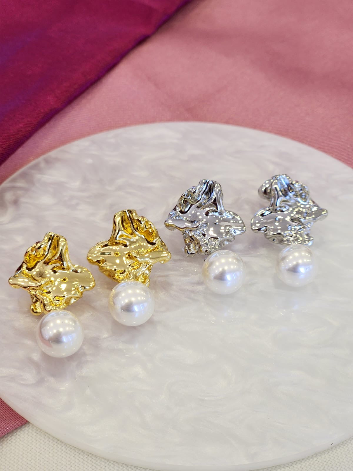 Arete corrugado con perla #220