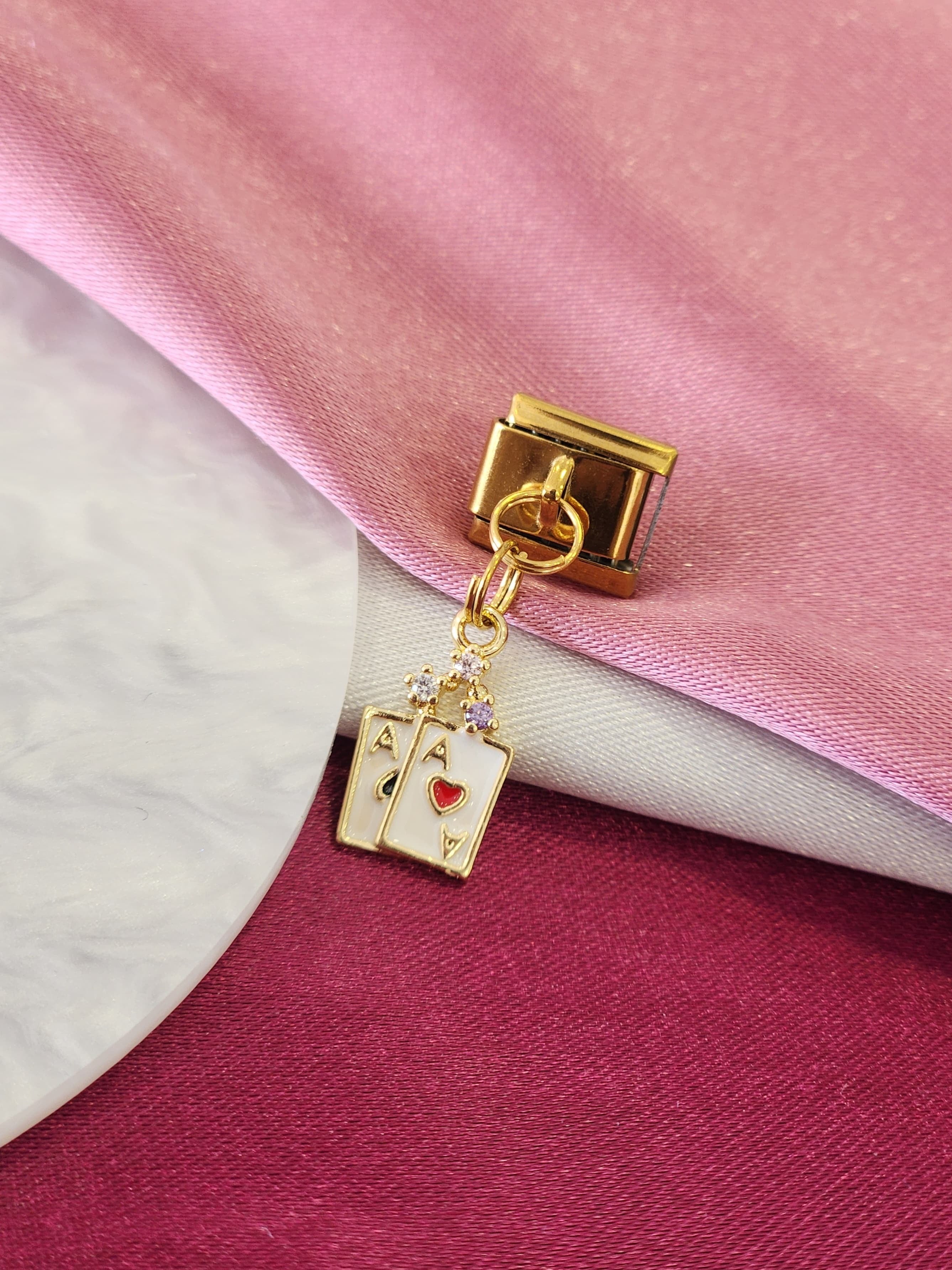 Charm cartas dorado