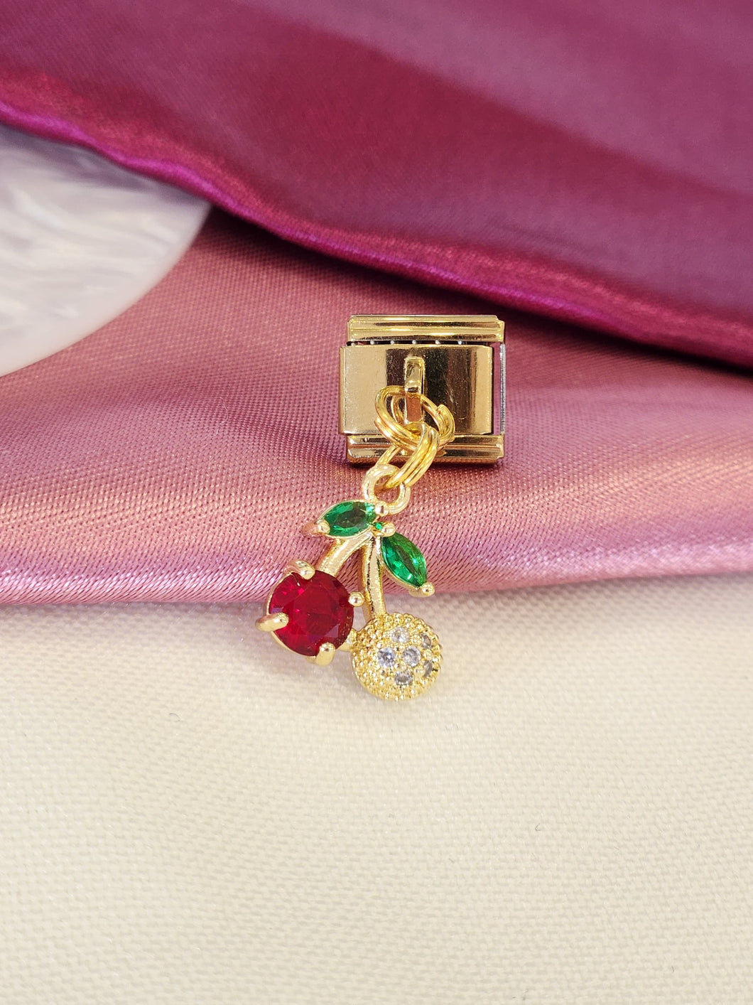 Charm cereza zirconia colgante