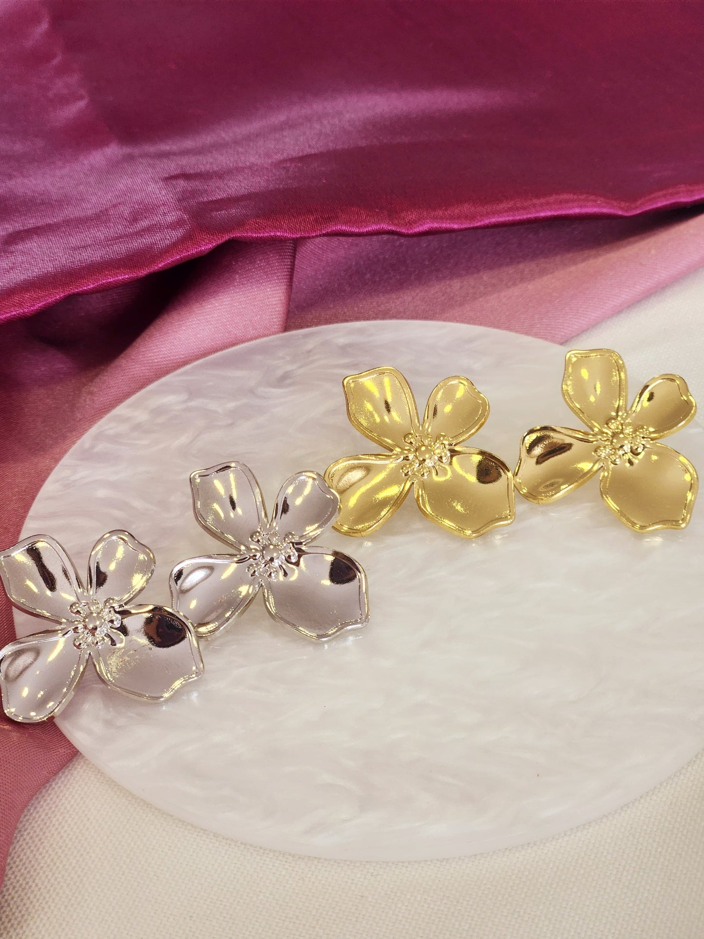 Aretes flor 4 petalos irregulares aplanados
