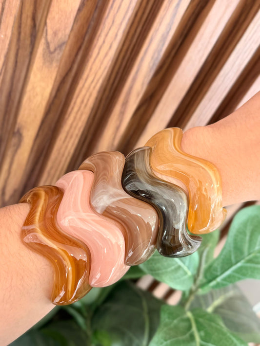 Pulsera abierta zigzag acrilico