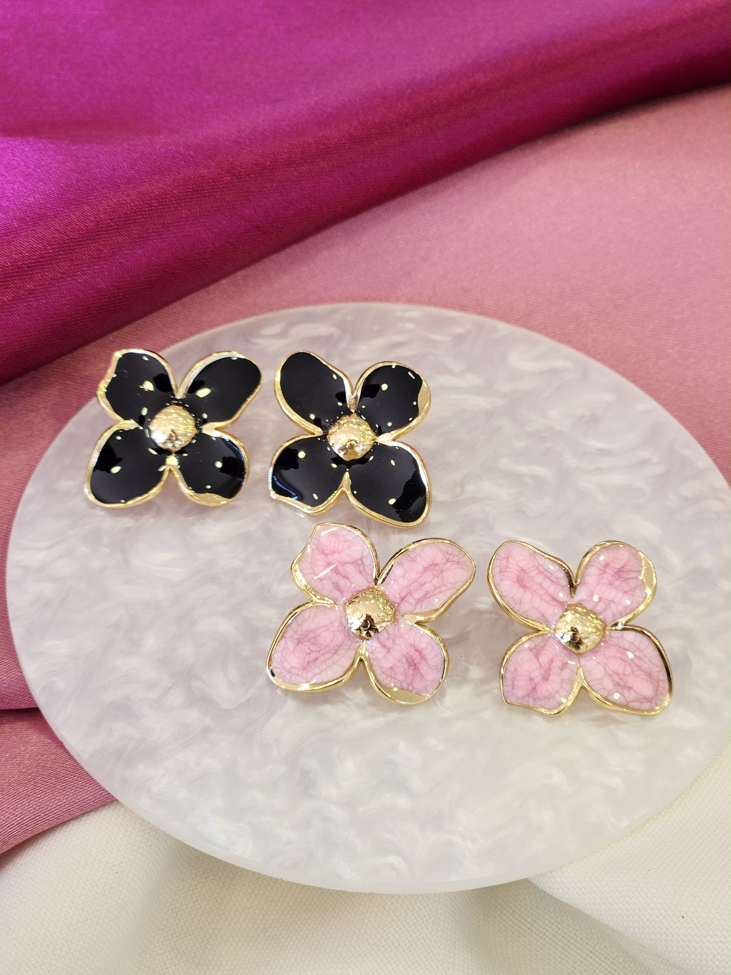 Aretes flor 4 petalos centro dorado #N44