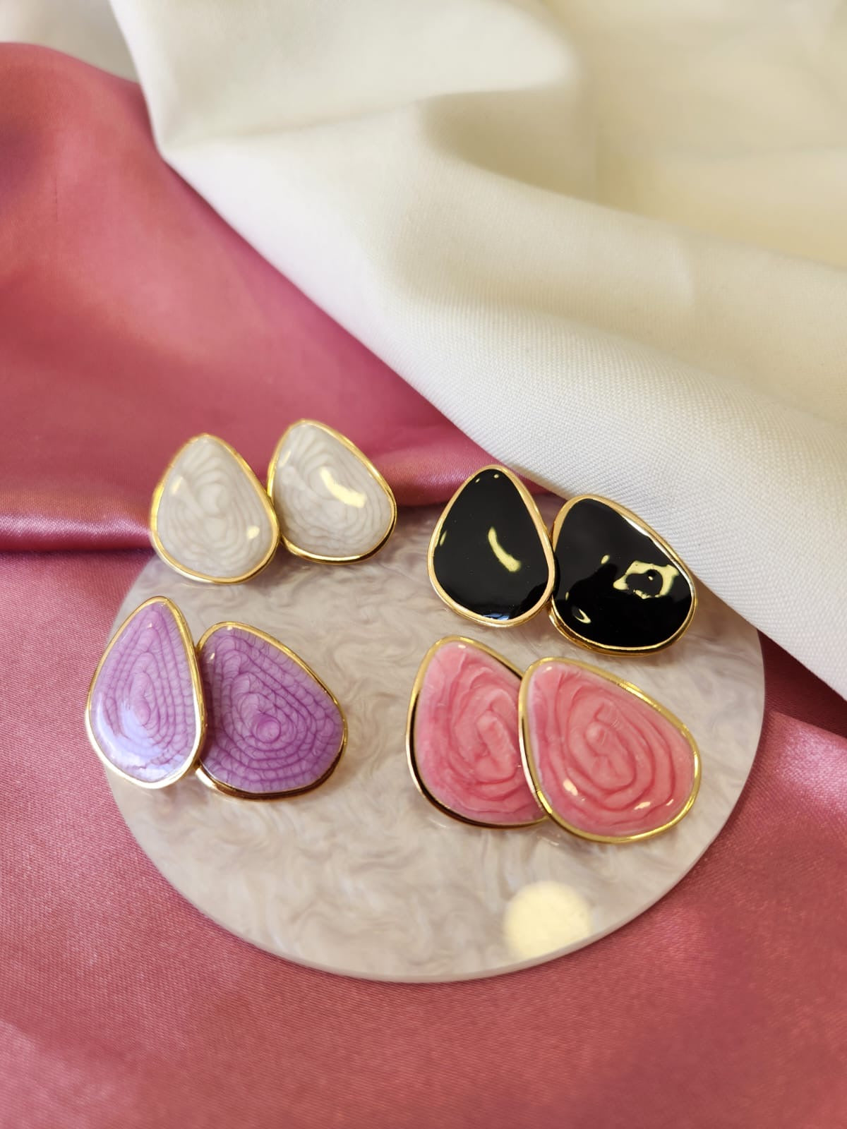 Aretes gota irregular plana borde dorado