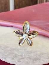 Cargar imagen en el visor de la galería, Anillos bicolor perla flor #G17
