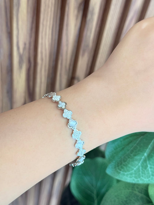 Pulsera trebol plateada brillos madre perla rigida #K51
