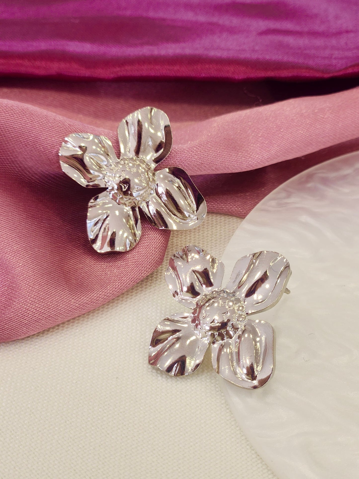 Aretes flor 4 petalos plateados