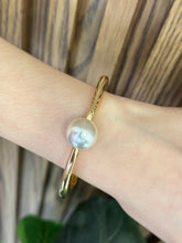 Cargar imagen en el visor de la galería, Pulsera rígido perla central
