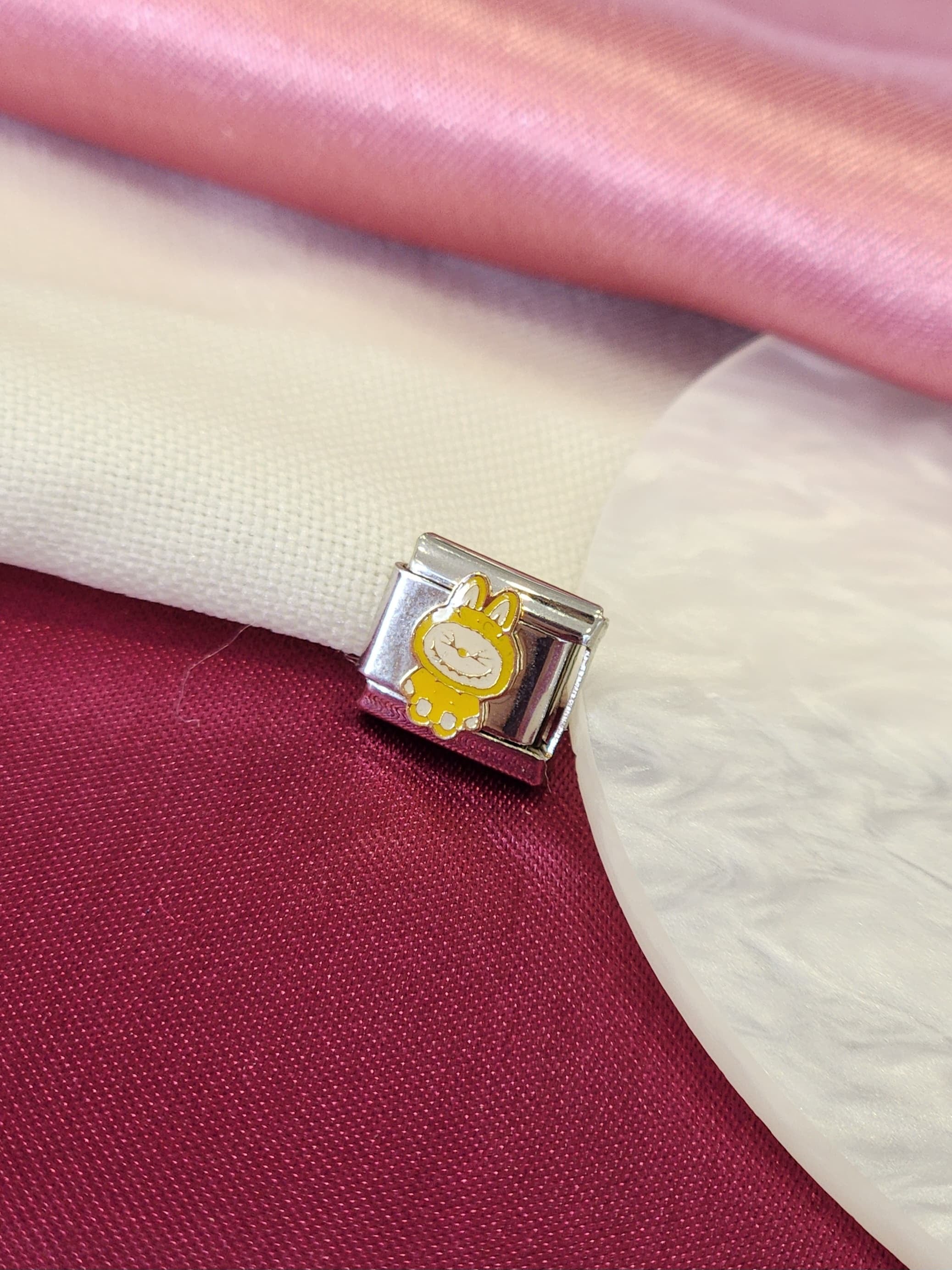 Charm Labubu amarillo #13