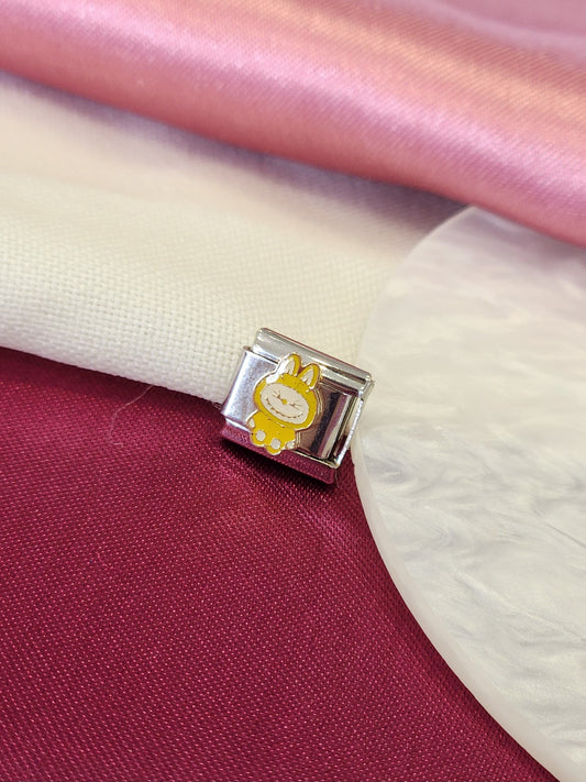 Charm Labubu amarillo #13