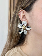 Cargar imagen en el visor de la galería, Aretes flor glam #G19
