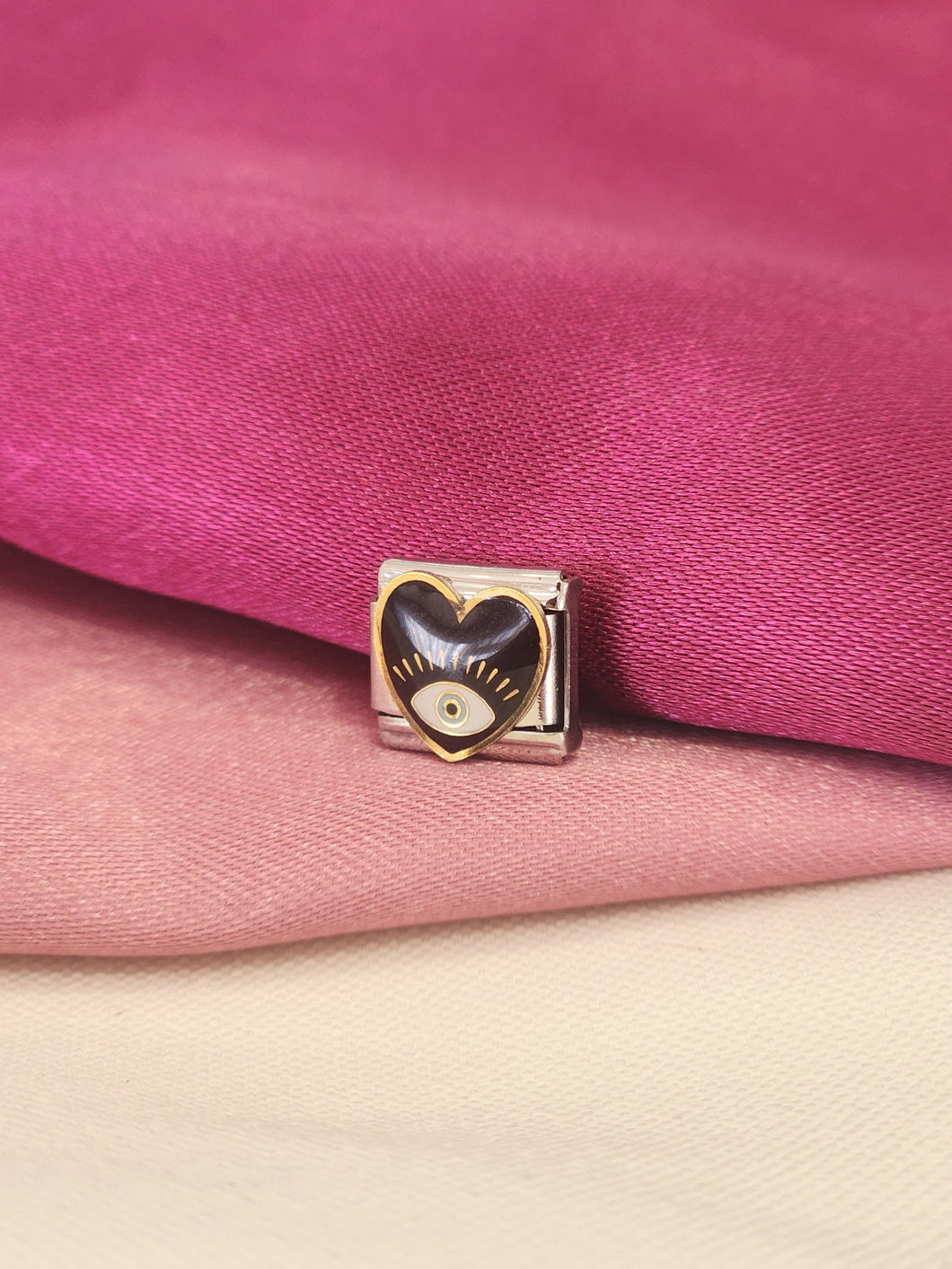 Charm corazon negro ojo
