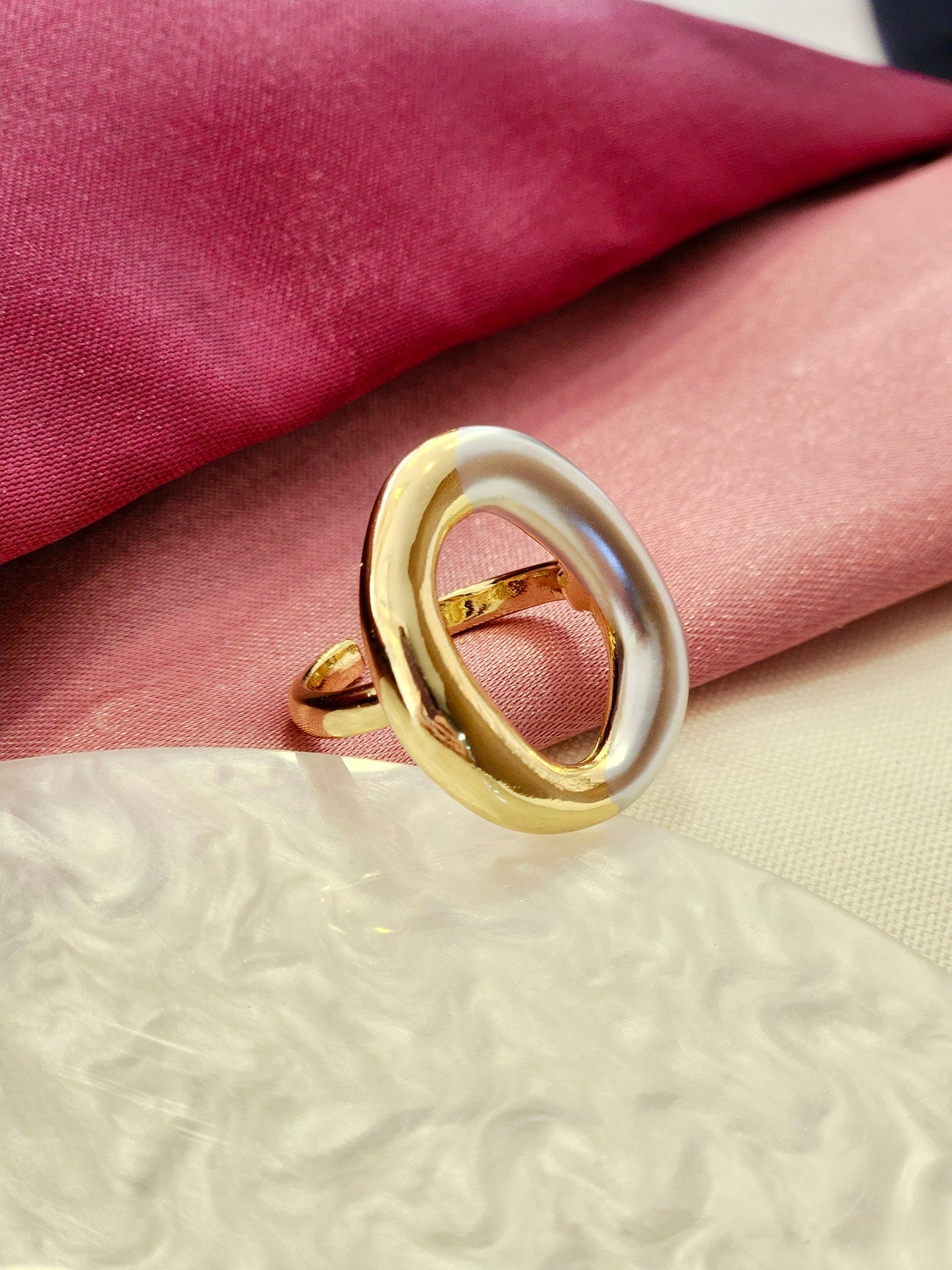 Anillo bicolor circulo hueco blanco dorado #K13