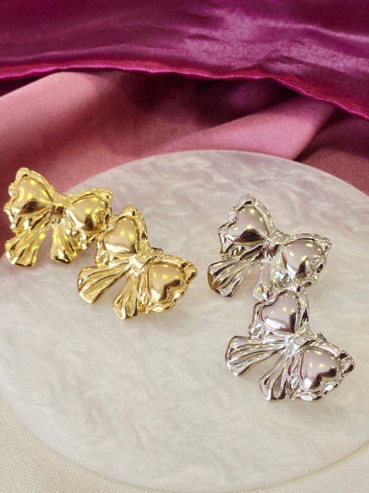 Aretes moño con borde ondulado