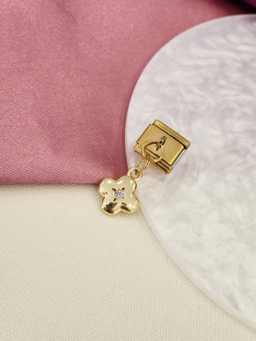 Charm trebol zirconia dorado #10