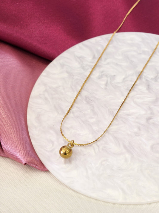 Collar esfera mini dorada