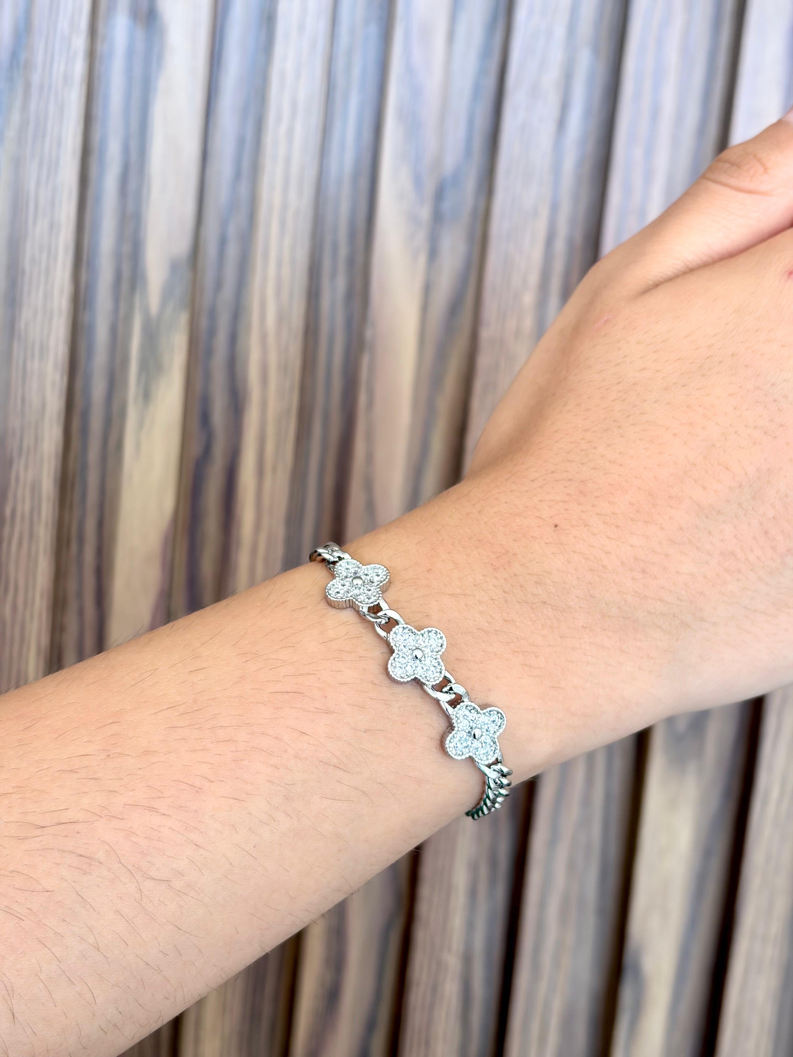 Pulsera triple trebol plateado #E12