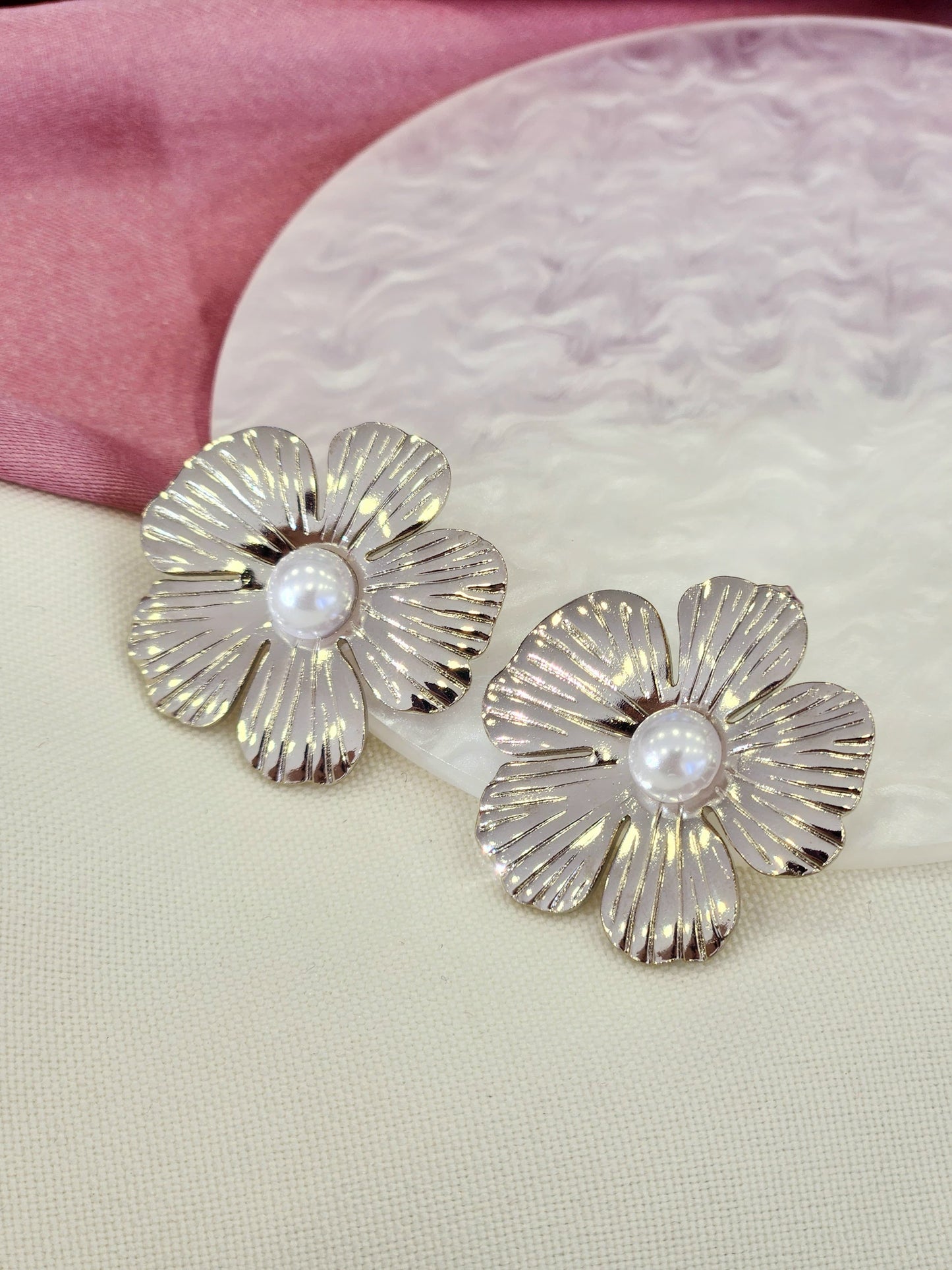 Aretes flor lineas perlas plateado #K62