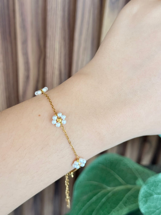 Pulsera 3 flores perlas y bolitas doradas #L11