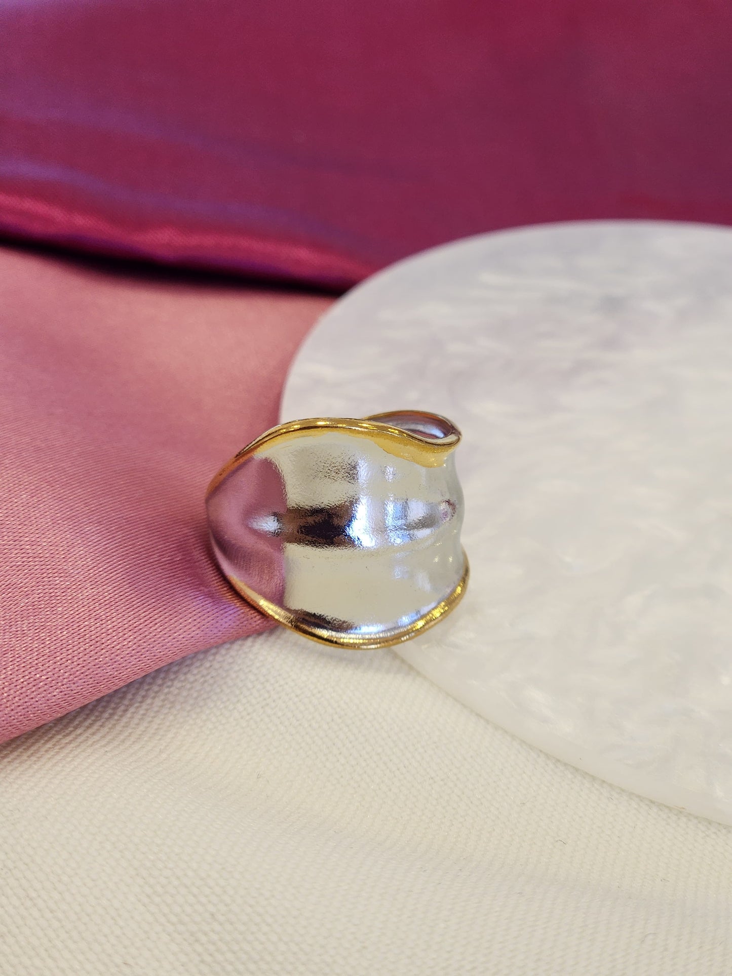 Anillo plateado con borde dorado bicolor # F15