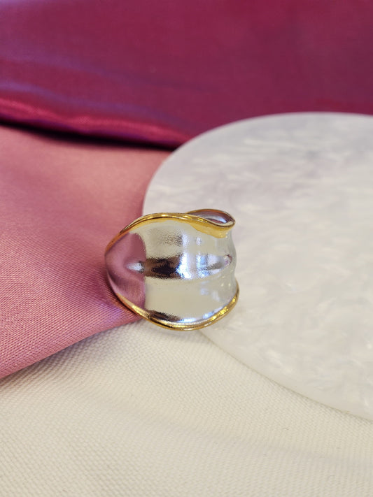 Anillo plateado con borde dorado bicolor