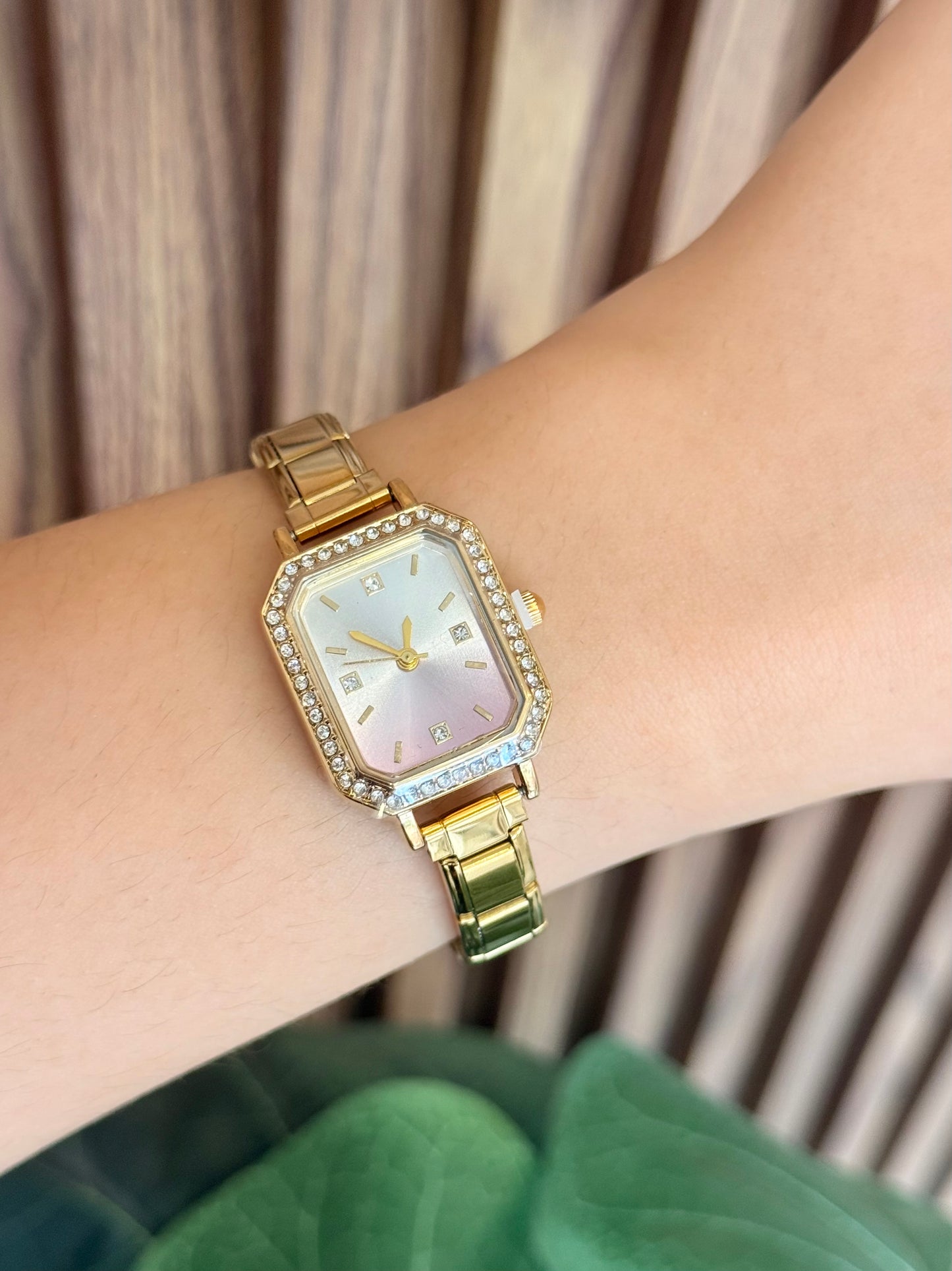 Reloj dorado fondo rosa con blanco zirconia alrededor # J42