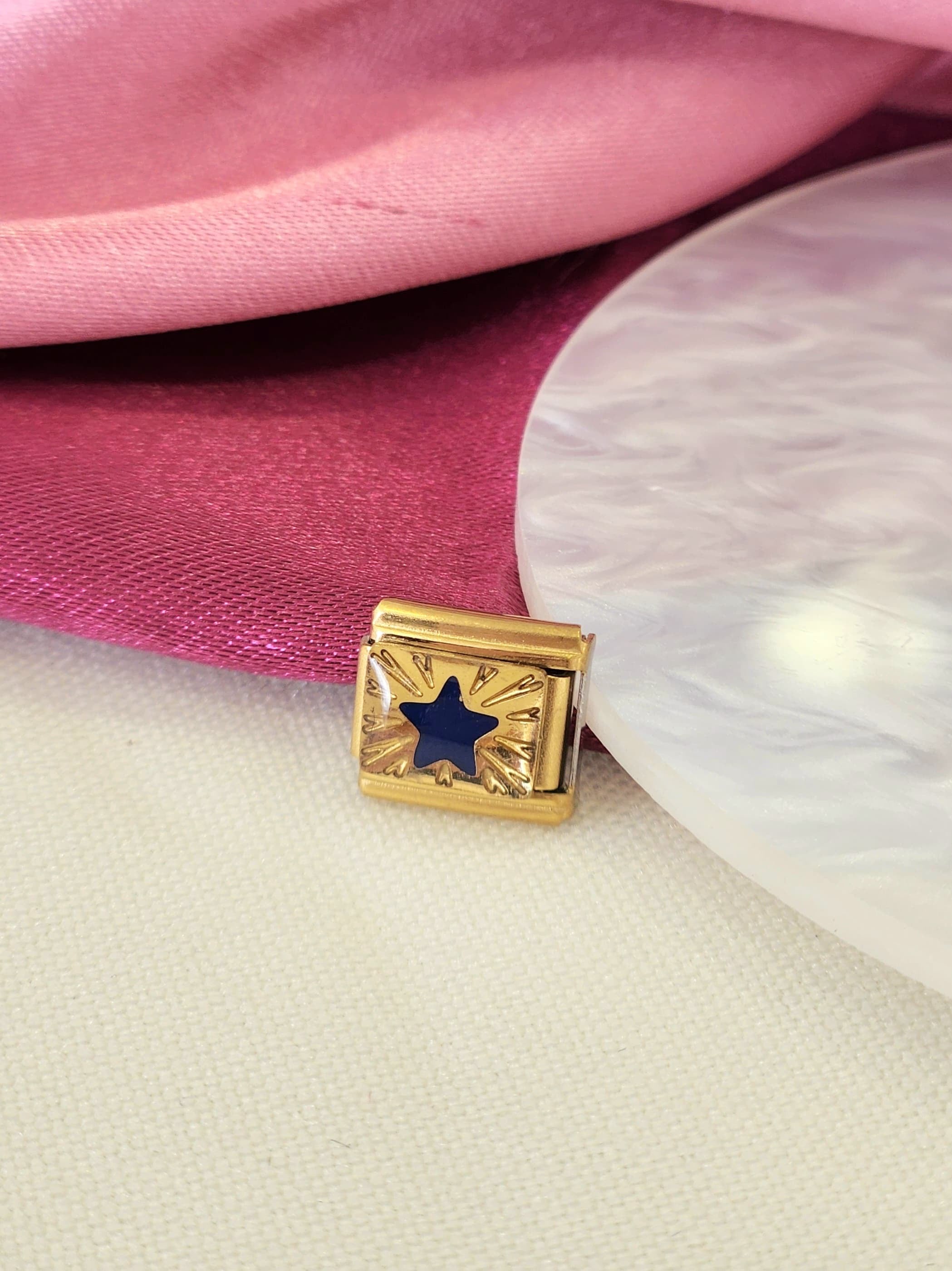 Charm dorado estrella azul #4