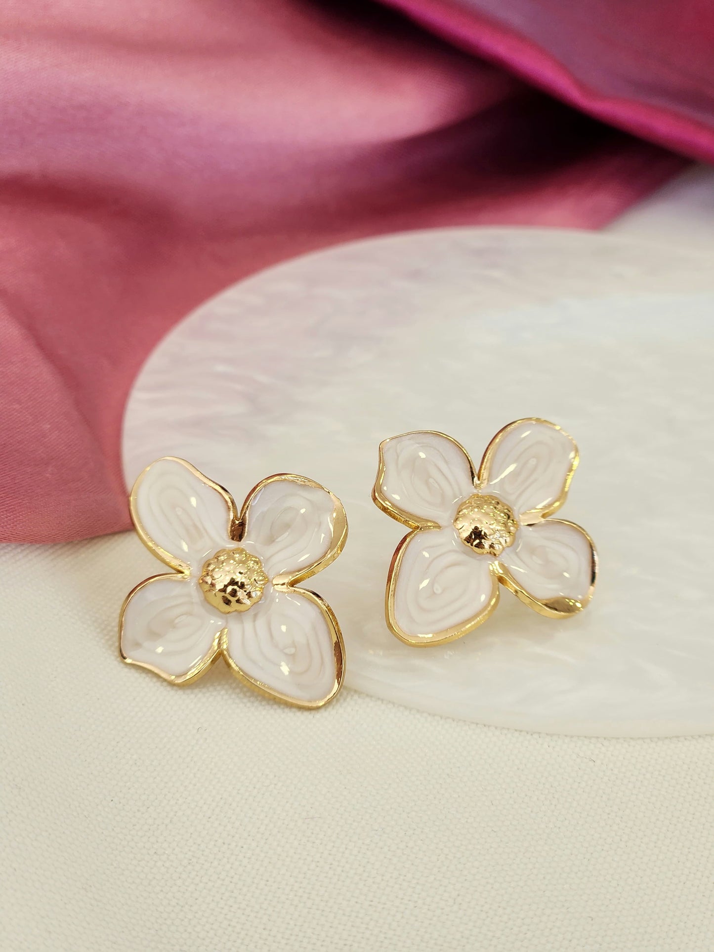 Aretes flor blanca 4 petalos #K33