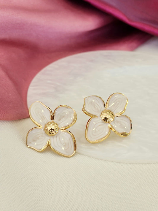 Aretes flor blanca 4 petalos #K33